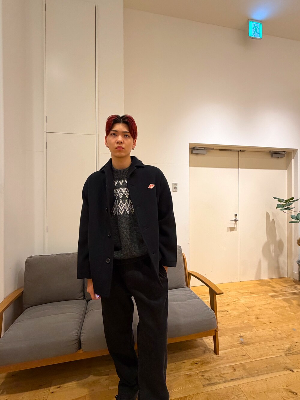 グレー系のその他パンツ、グレー系のニット/セーター、ブラック系のジャケット/アウターを着用したメンズの冬コーディネートの4枚目の写真