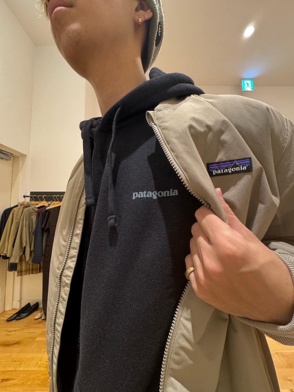 ベージュ系のジャケット/アウター、ブラック系のパーカー、ブラック系のデニムパンツを着用したメンズの秋コーディネートの9枚目の写真