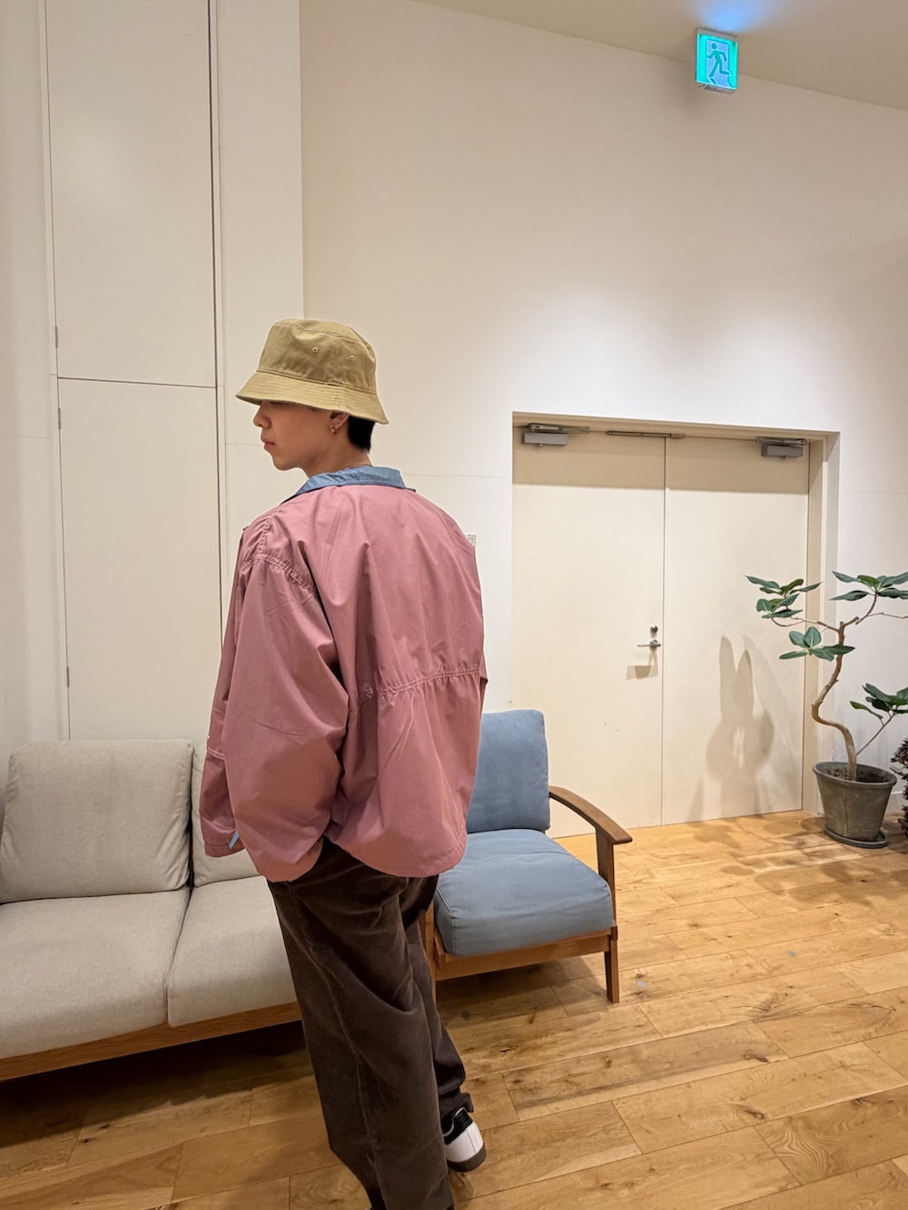 ブラック系のナイロンジャケット、ブルー系のTシャツ/カットソー、グレー系のその他パンツを着用したメンズの冬コーディネートの4枚目の写真