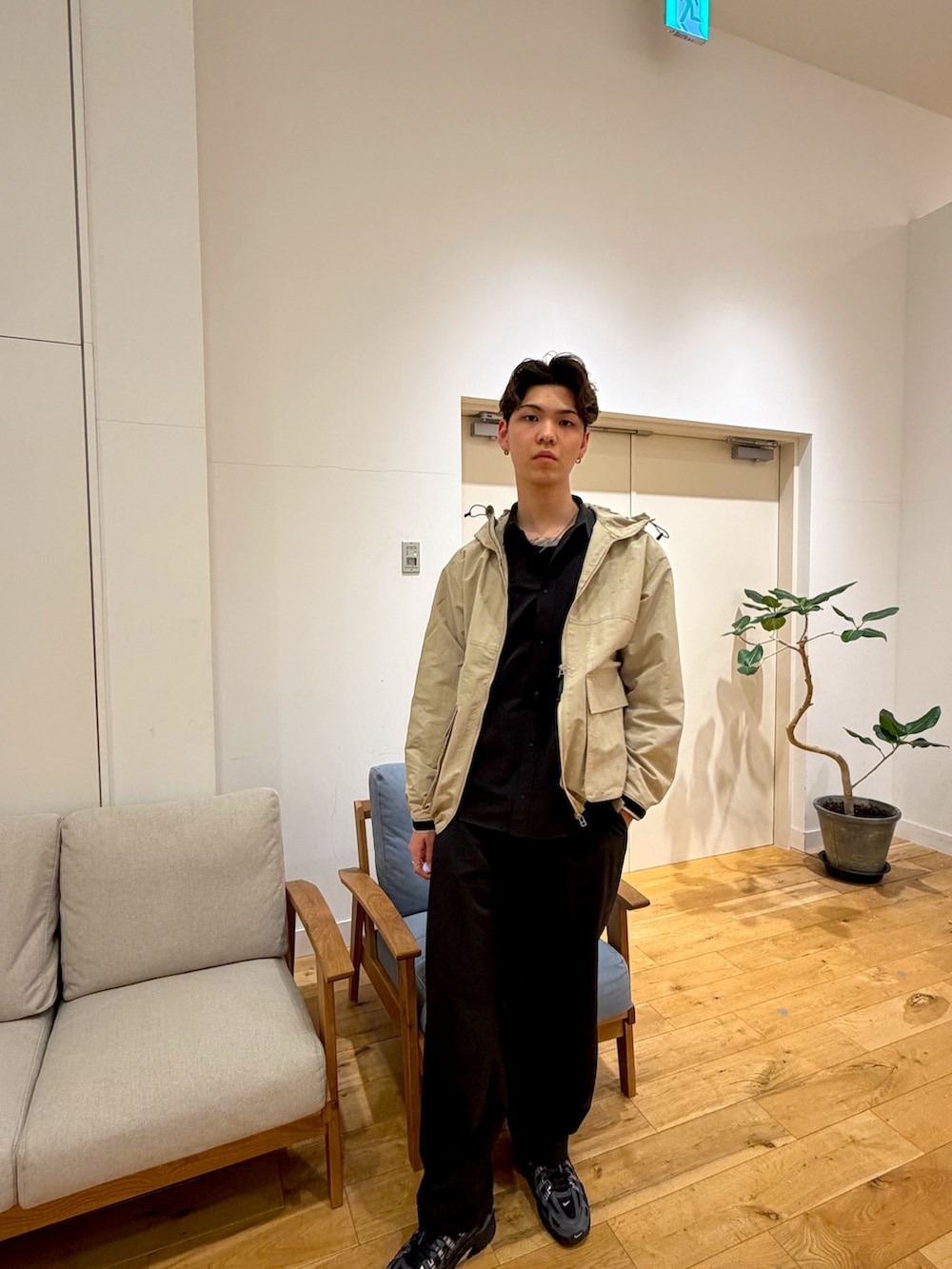 ベージュ系のマウンテンパーカー、ブラック系のシャツ/ブラウス、ブラック系のその他パンツを着用したメンズの春コーディネートの2枚目の写真