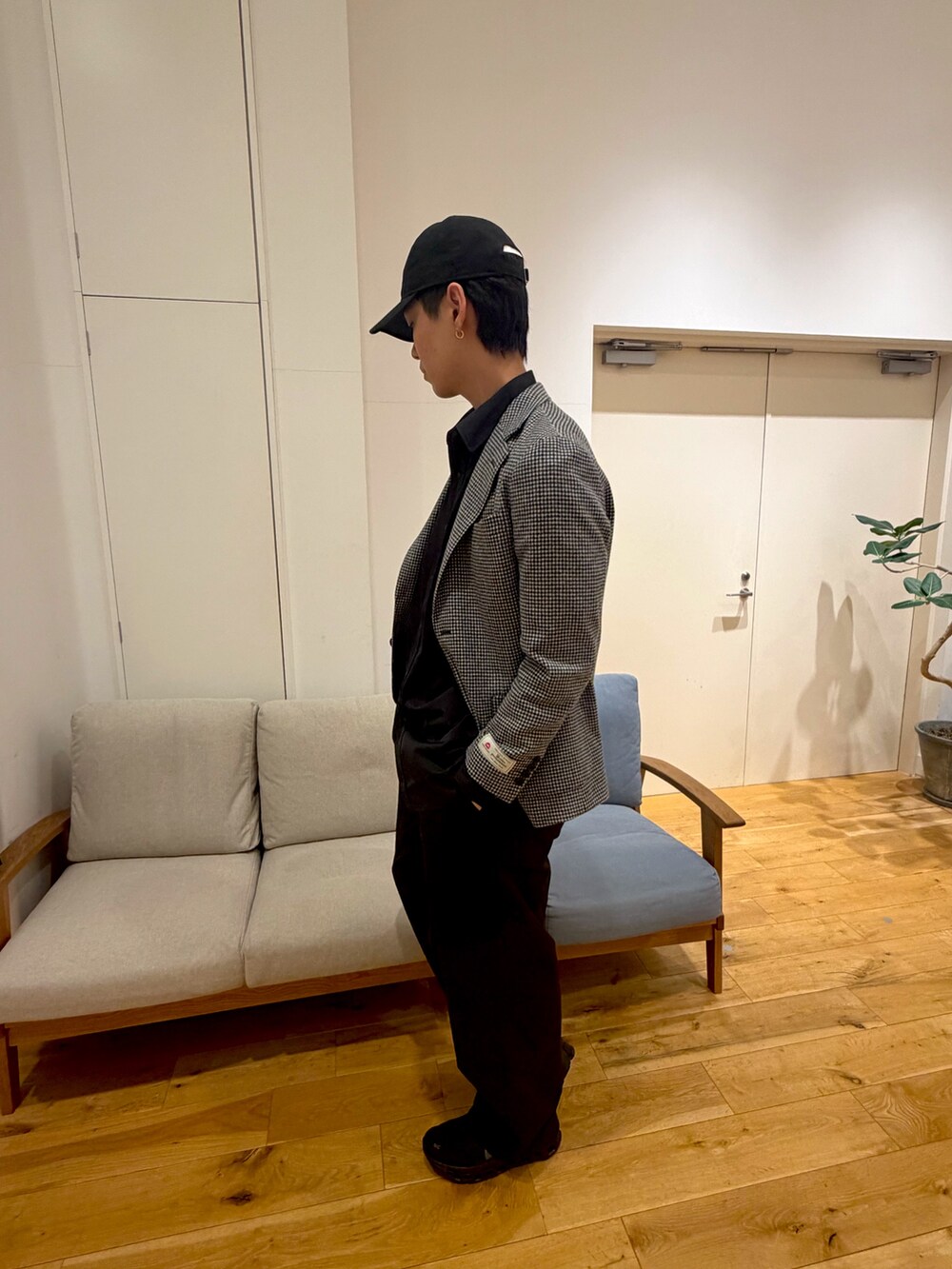 ブラック系のその他アウター、ブラック系のシャツ/ブラウス、ブラック系のその他パンツを着用したメンズの冬コーディネートの4枚目の写真