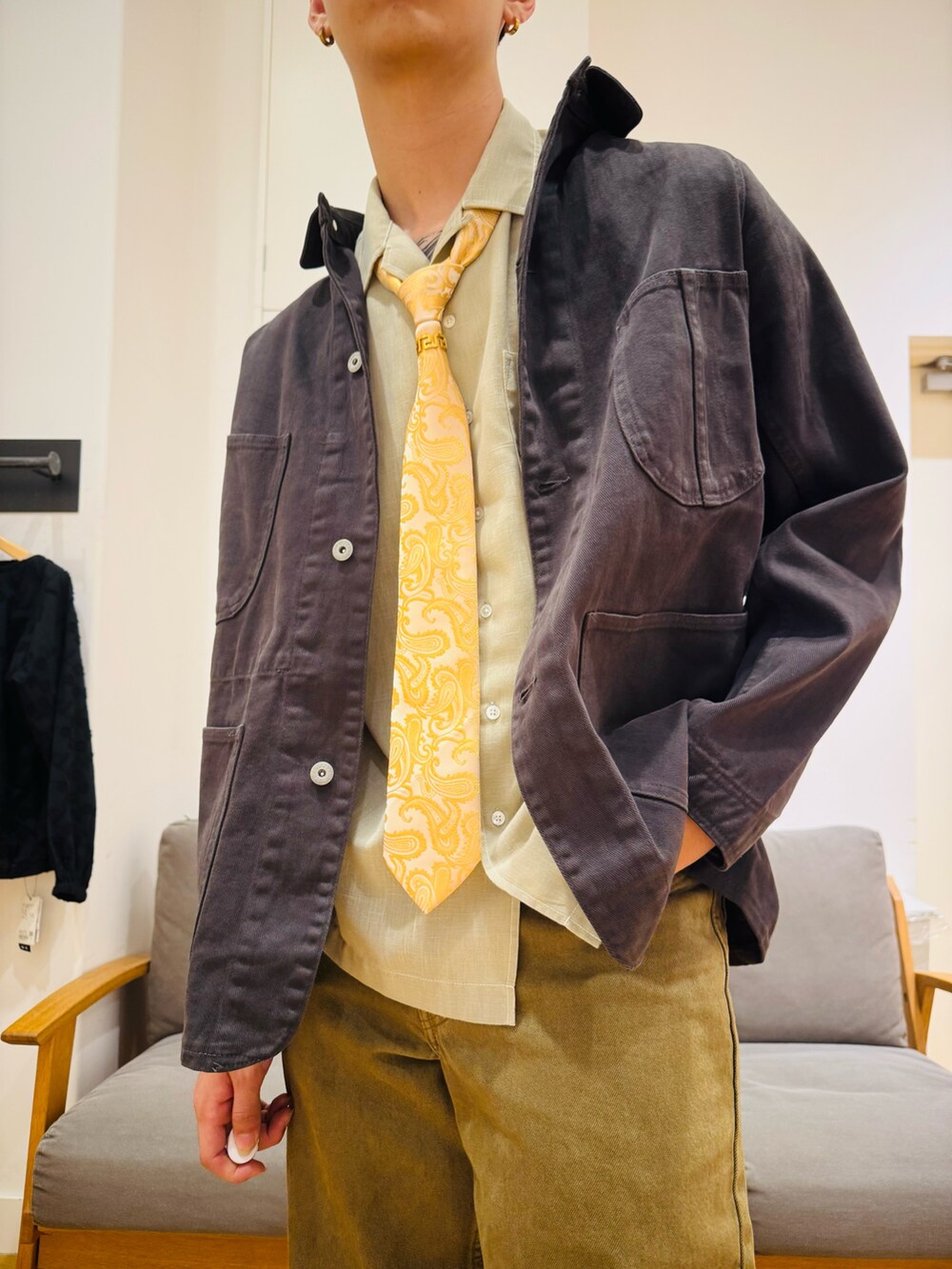 グレー系のカバーオール、ブラウン系のデニムパンツ、ベージュ系のシャツ/ブラウスを着用したメンズの夏コーディネートの3枚目の写真