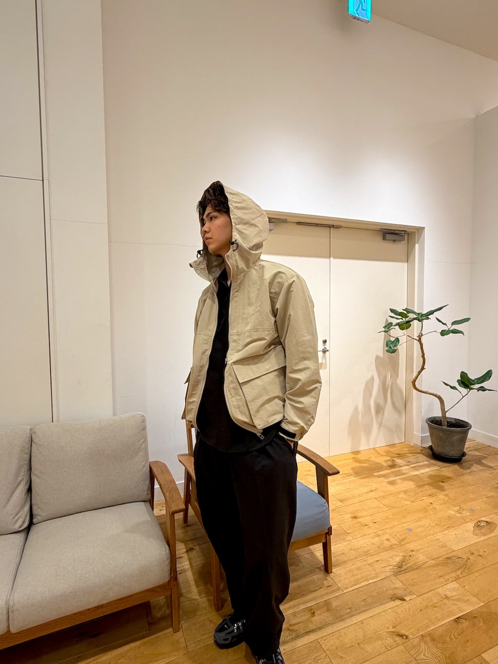 ベージュ系のマウンテンパーカー、ブラック系のシャツ/ブラウス、ブラック系のその他パンツを着用したメンズの春コーディネートの3枚目の写真