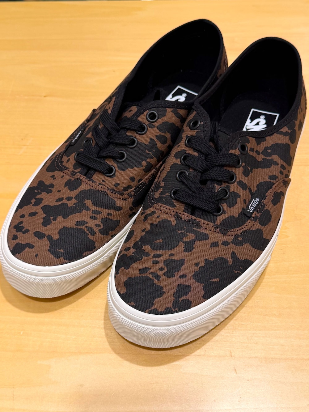 グレー系のシャツ/ブラウス、ブラウン系のベスト、ブラウン系のその他パンツを着用したメンズの冬コーディネートの5枚目の写真