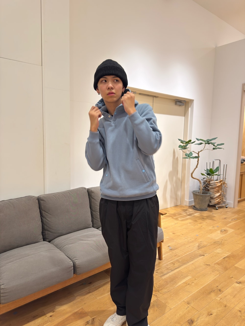 ブルー系のパーカー、ブラック系のその他パンツ、ホワイト系のスニーカーを着用したメンズの秋コーディネートの3枚目の写真