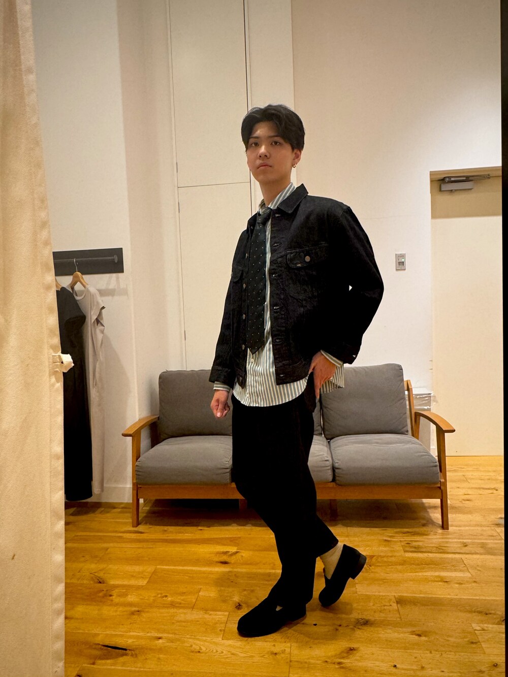 グリーン系のネクタイ、ブラック系のデニムジャケット、グリーン系のシャツ/ブラウスを着用したメンズの夏コーディネートの2枚目の写真