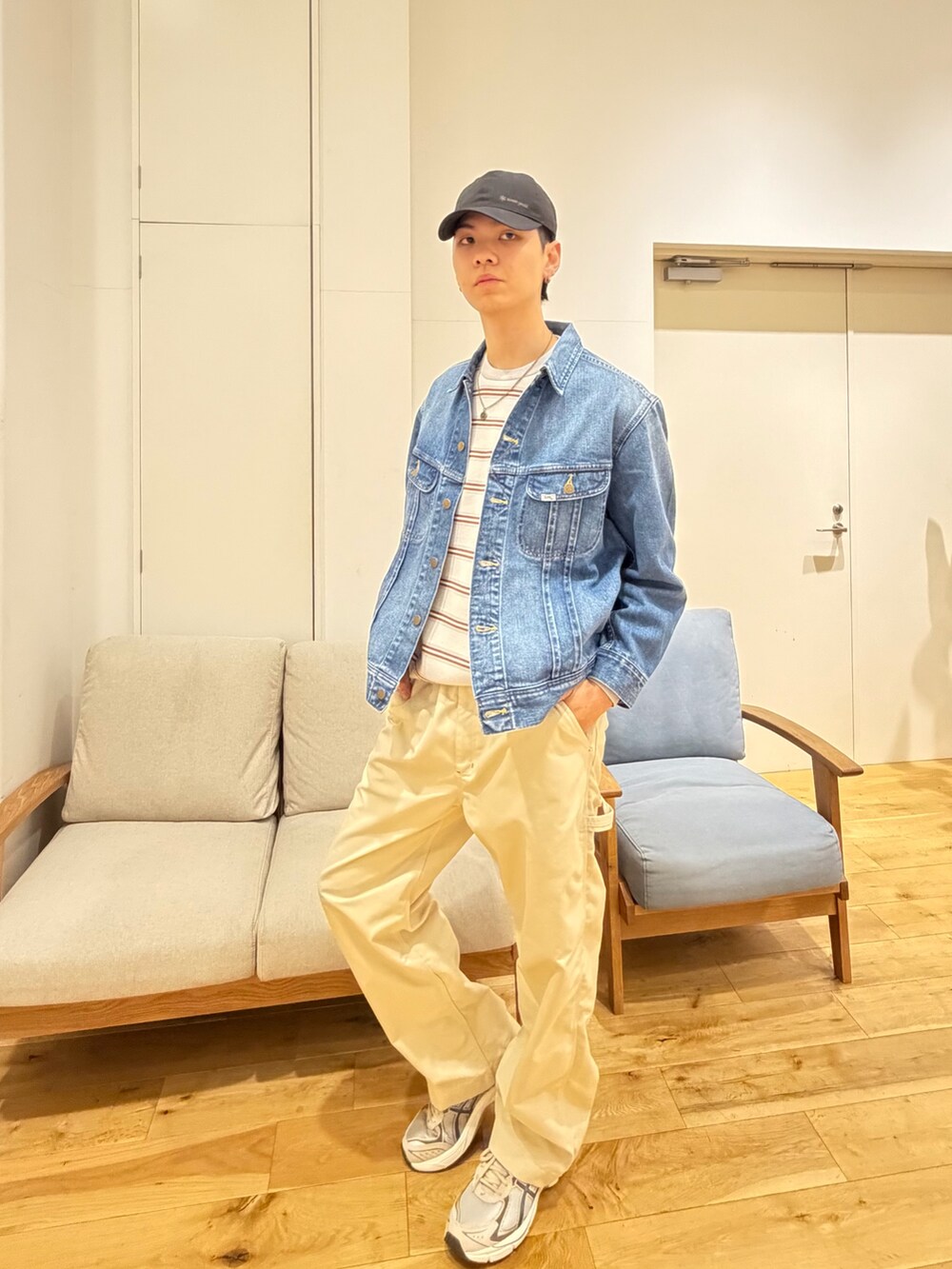 ブルー系のデニムジャケット、ホワイト系のその他パンツ、グレー系のニット/セーターを着用したメンズの冬コーディネートの2枚目の写真