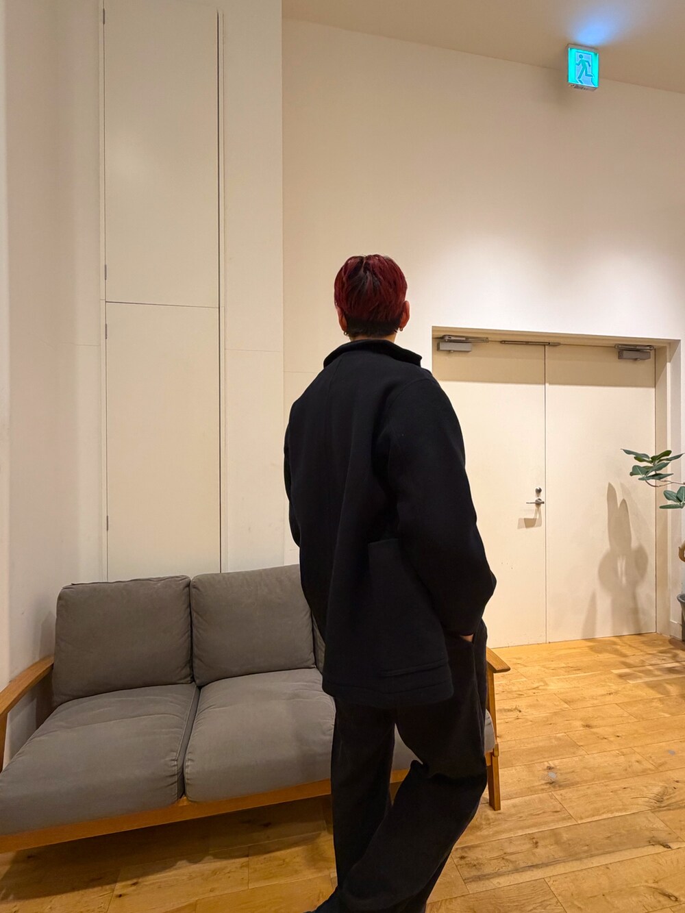 グレー系のその他パンツ、グレー系のニット/セーター、ブラック系のジャケット/アウターを着用したメンズの冬コーディネートの2枚目の写真