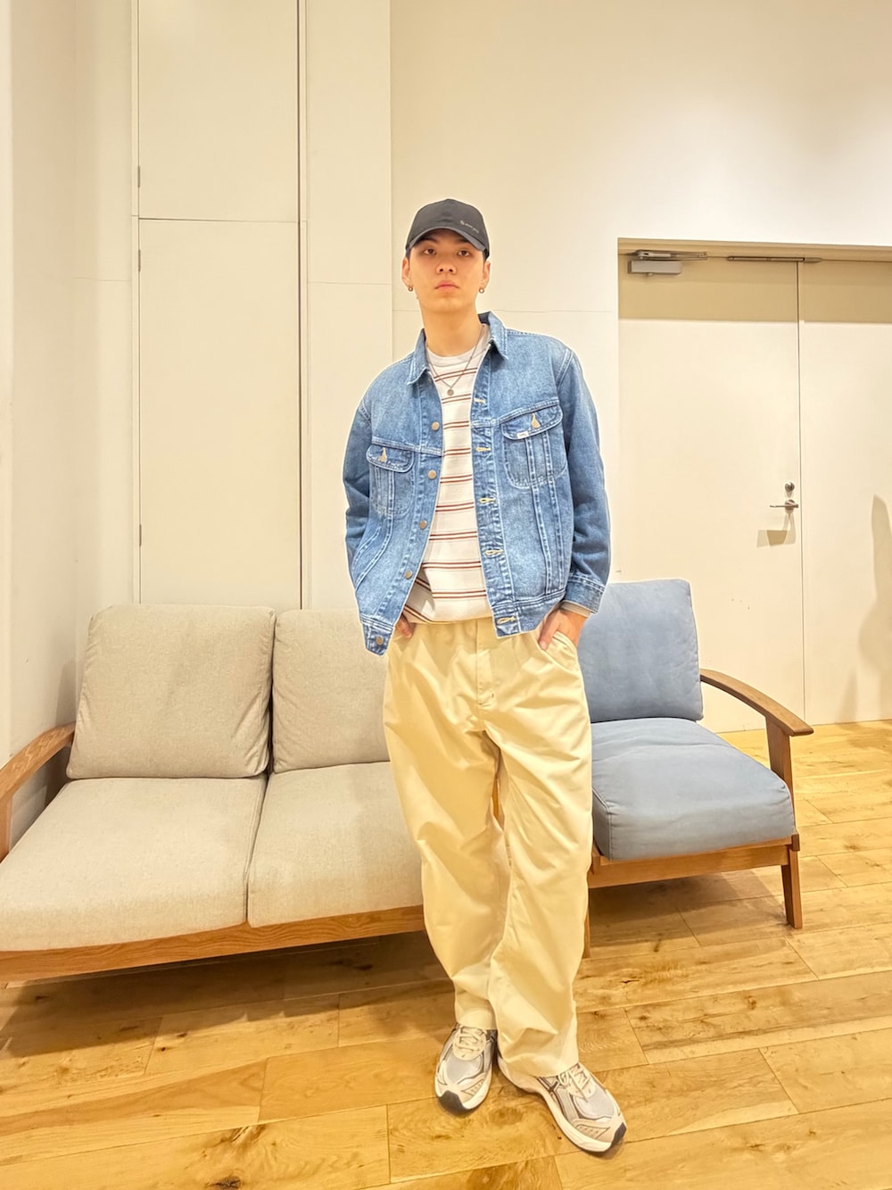 ブルー系のデニムジャケット、ホワイト系のその他パンツ、グレー系のニット/セーターを着用したメンズの冬コーディネートの4枚目の写真