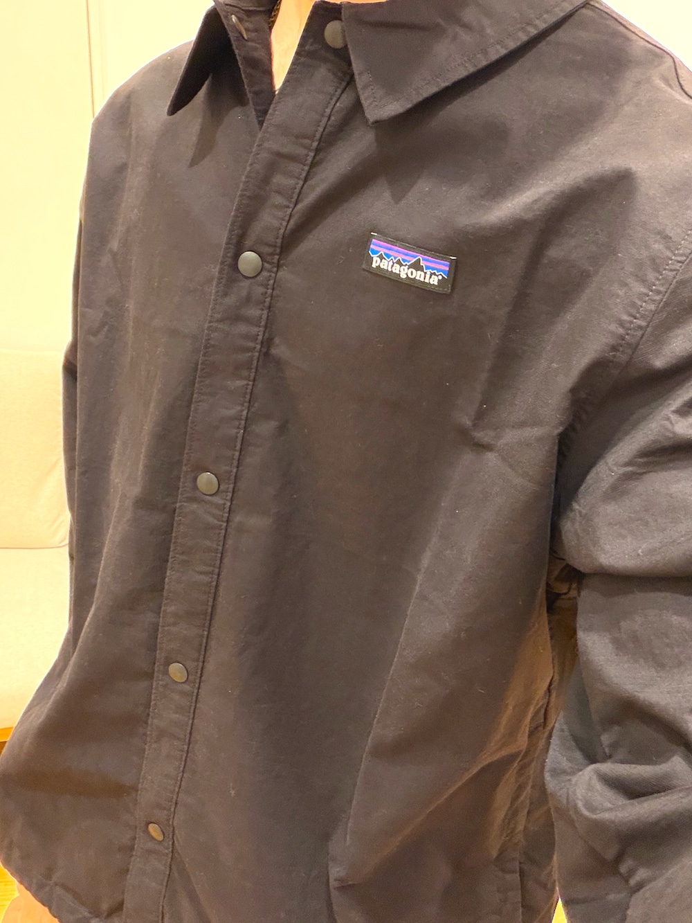 ブラック系のカバーオール、ブラウン系のその他パンツ、ブラック系のハットを着用したメンズの春コーディネートの4枚目の写真