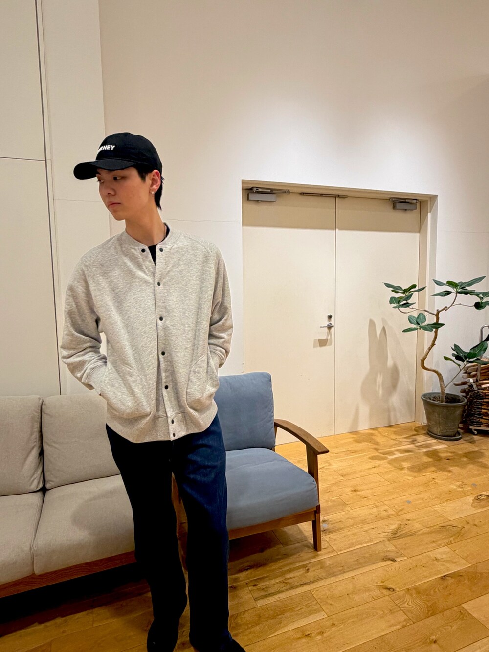 グレー系のカーディガン/ボレロ、ブルー系のデニムパンツ、ブラック系のスニーカーを着用したメンズの冬コーディネートの5枚目の写真