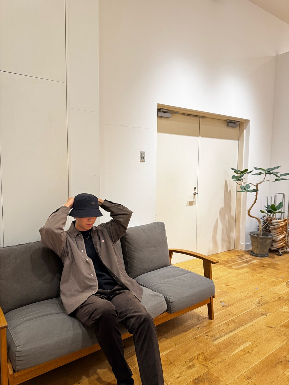 ベージュ系のブルゾン、ブラック系のニット/セーター、ブラウン系のその他パンツを着用したメンズの秋コーディネートの5枚目の写真