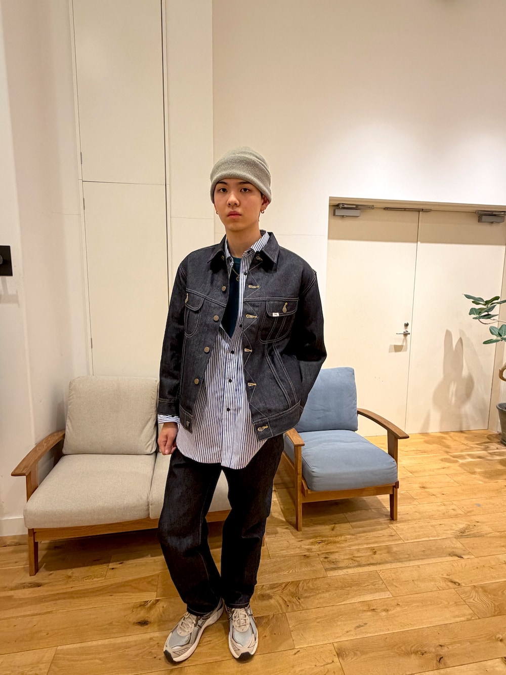 ブルー系のデニムジャケット、グレー系のニット/セーター、ブルー系のシャツ/ブラウスを着用したメンズの冬コーディネートの4枚目の写真