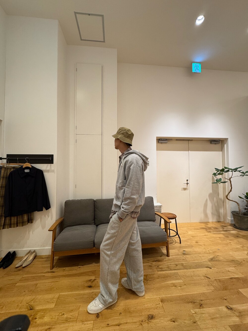 グレー系のパーカー、ブラウン系のシャツ/ブラウス、グレー系のその他パンツを着用したメンズの秋コーディネートの2枚目の写真