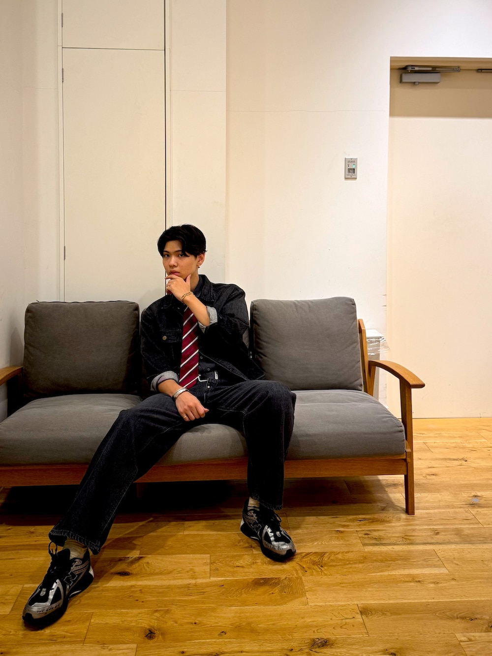 ブラック系のデニムジャケット、ブラック系のデニムパンツ、ブラック系のシャツ/ブラウスを着用したメンズの夏コーディネートの5枚目の写真