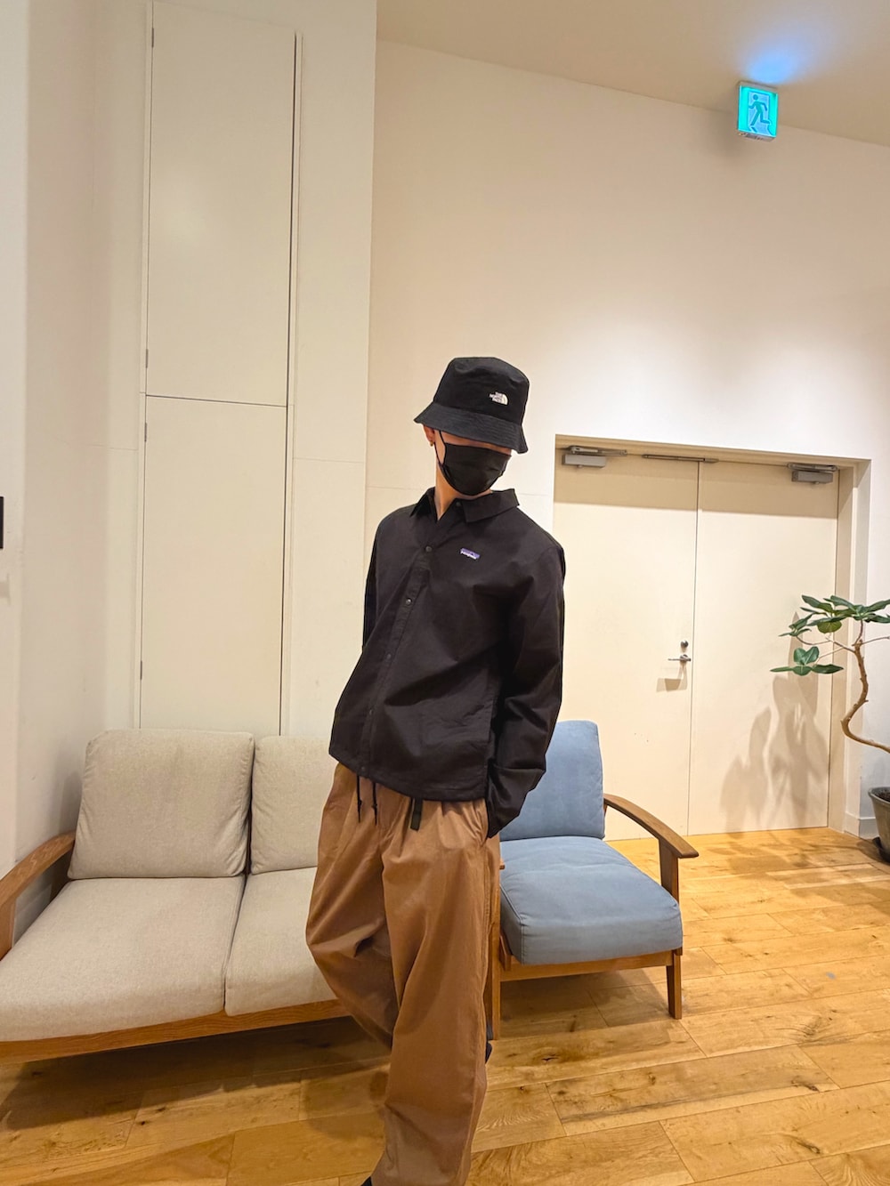 ブラック系のカバーオール、ブラウン系のその他パンツ、ブラック系のハットを着用したメンズの春コーディネートの3枚目の写真