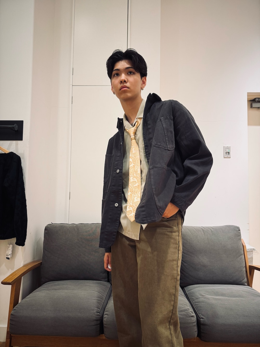 グレー系のカバーオール、ブラウン系のデニムパンツ、ベージュ系のシャツ/ブラウスを着用したメンズの夏コーディネートの4枚目の写真