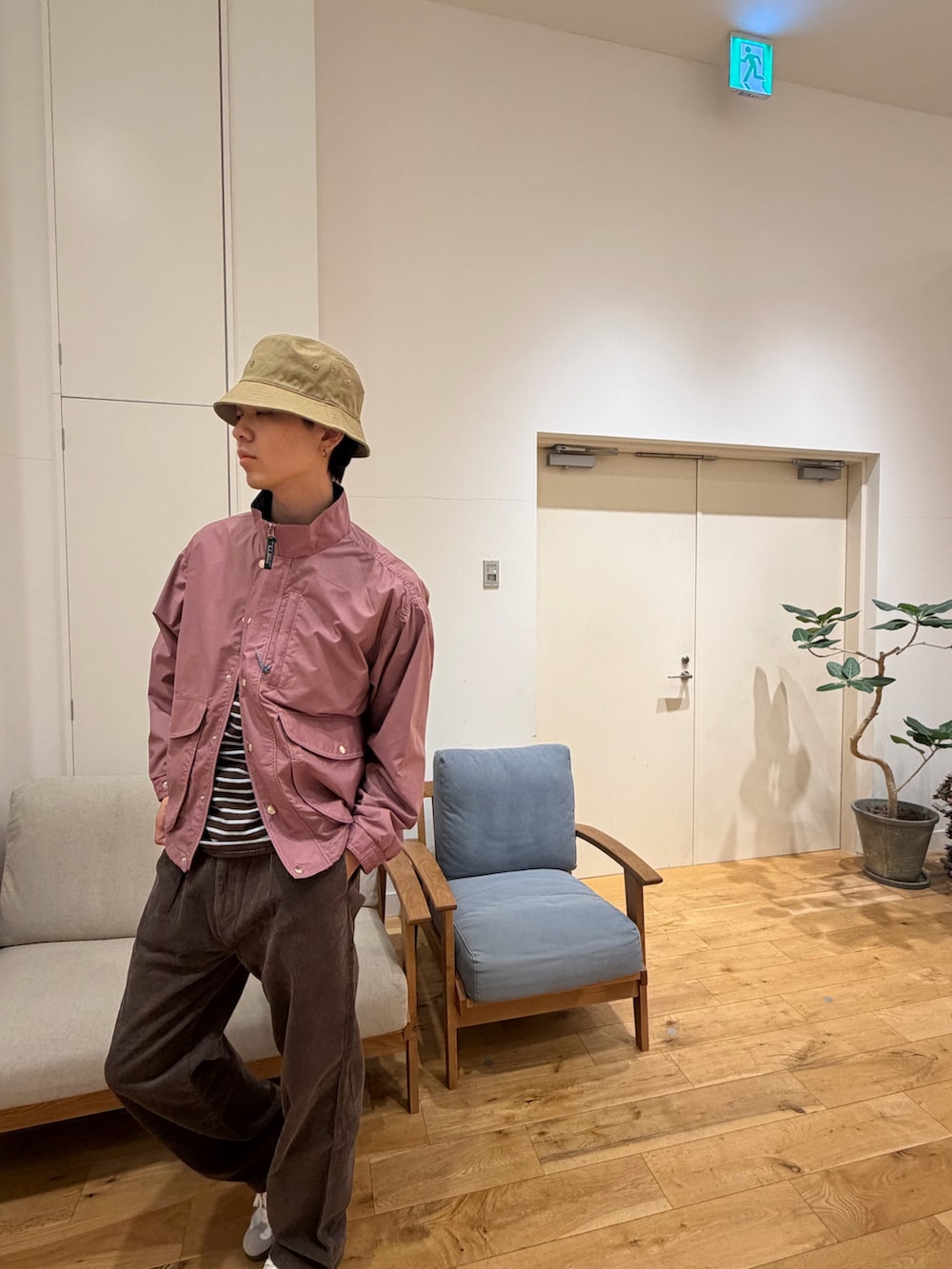 ブラック系のナイロンジャケット、ブルー系のTシャツ/カットソー、グレー系のその他パンツを着用したメンズの冬コーディネートの2枚目の写真