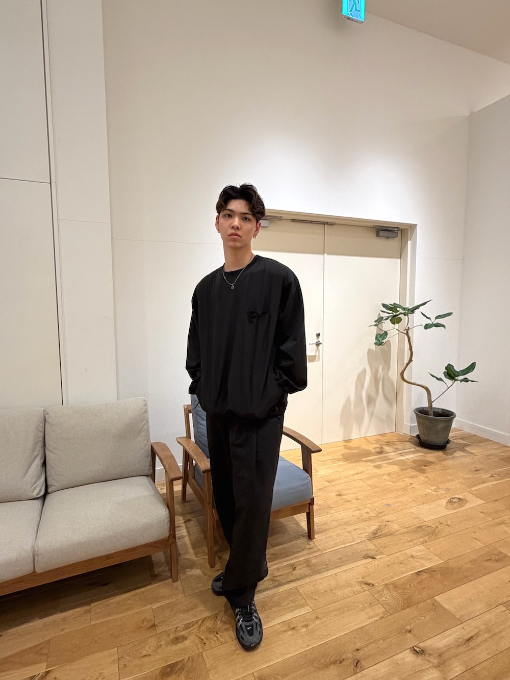 ブラック系のTシャツ/カットソー、ブラック系のその他パンツ、ブラック系のスニーカーを着用したメンズの春コーディネートの2枚目の写真