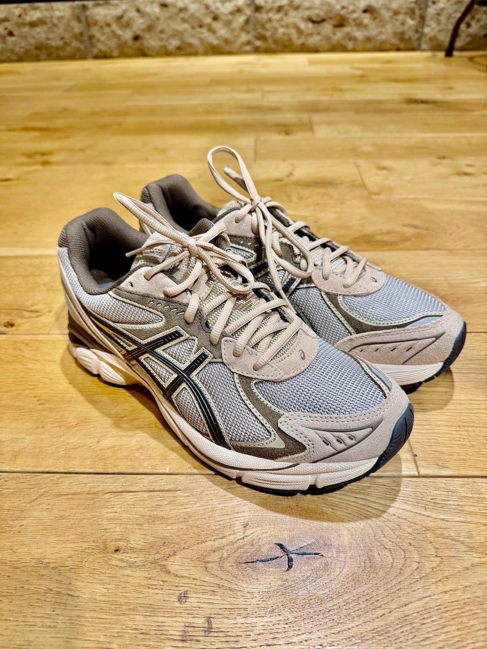 ブルー系のデニムジャケット、ホワイト系のその他パンツ、グレー系のニット/セーターを着用したメンズの冬コーディネートの5枚目の写真