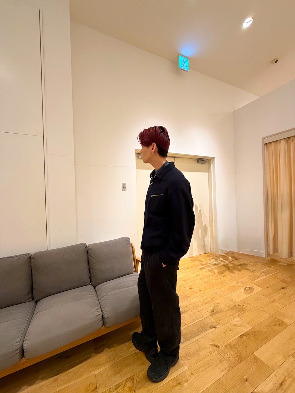 ブルー系のブルゾン、ブラック系のニット/セーター、ブラウン系のその他パンツを着用したメンズの冬コーディネートの3枚目の写真