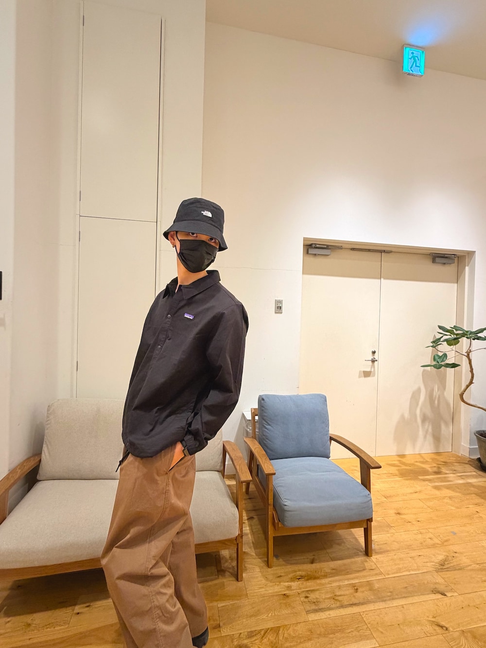 ブラック系のカバーオール、ブラウン系のその他パンツ、ブラック系のハットを着用したメンズの春コーディネートの2枚目の写真