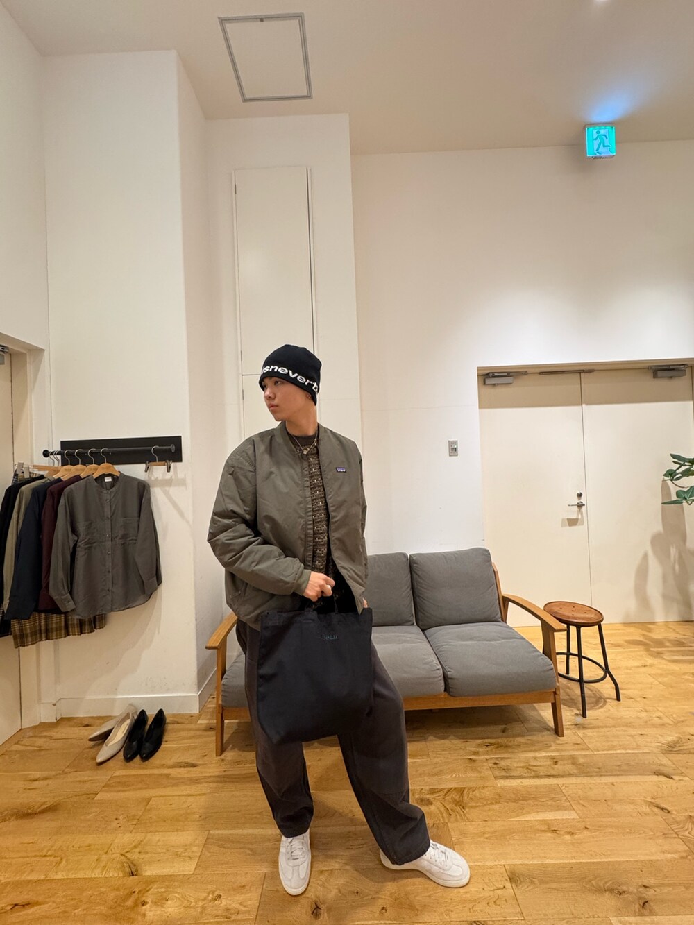 グリーン系のジャケット/アウター、ブラック系のパンツ、ホワイト系のスニーカーを着用したメンズの秋コーディネートの4枚目の写真