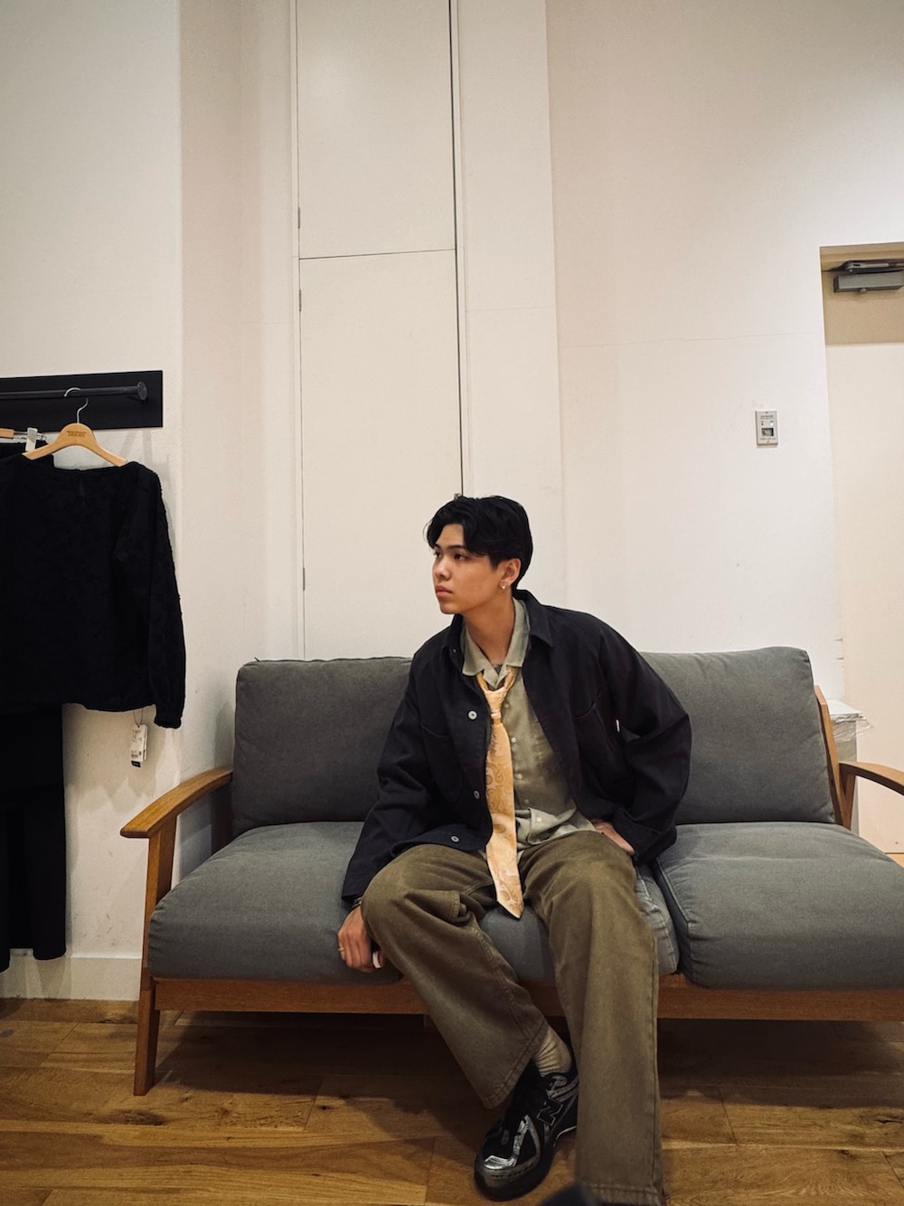 グレー系のカバーオール、ブラウン系のデニムパンツ、ベージュ系のシャツ/ブラウスを着用したメンズの夏コーディネートの2枚目の写真