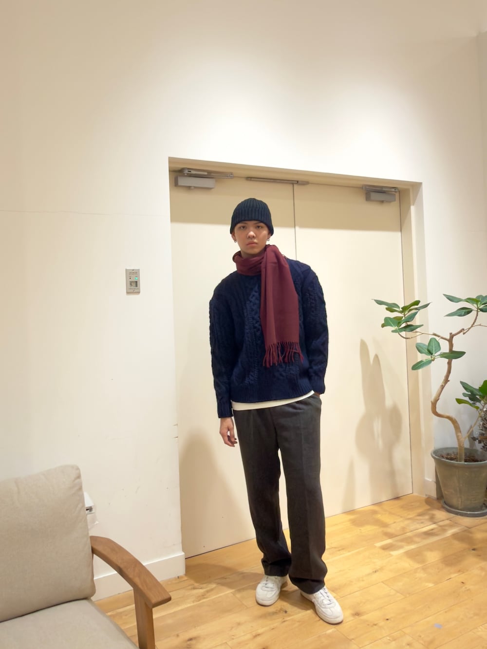 ブルー系のニット/セーター、グレー系のその他パンツ、ホワイト系のスニーカーを着用したメンズの冬コーディネートの4枚目の写真