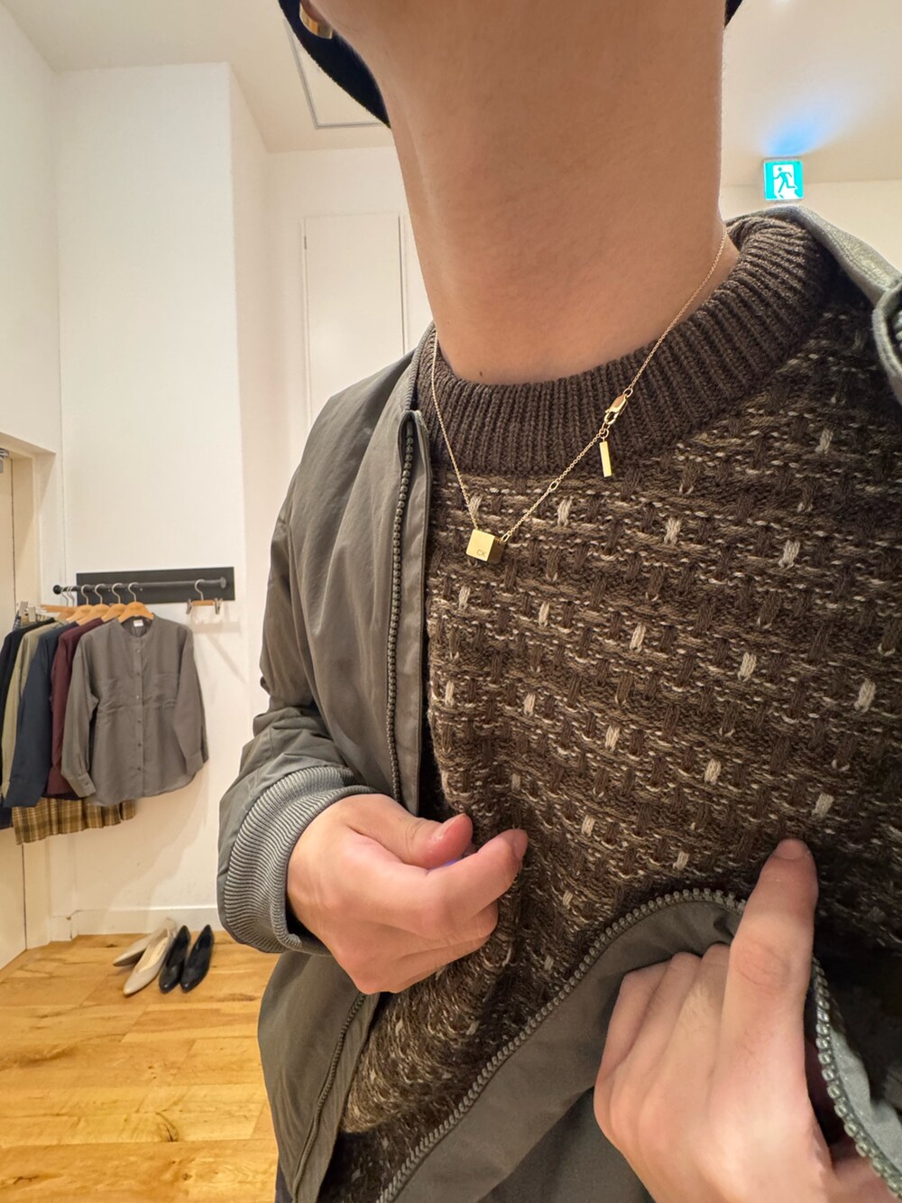 グリーン系のジャケット/アウター、ブラック系のパンツ、ホワイト系のスニーカーを着用したメンズの秋コーディネートの8枚目の写真