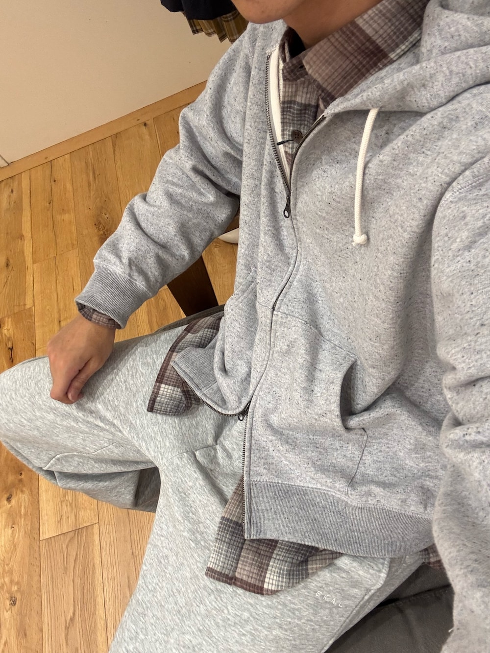 グレー系のパーカー、ブラウン系のシャツ/ブラウス、グレー系のその他パンツを着用したメンズの秋コーディネートの5枚目の写真