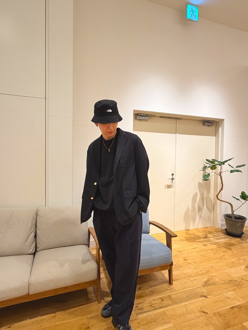 ブラック系のテーラードジャケット、ブラック系のTシャツ/カットソー、ブラック系のその他パンツを着用したメンズの春コーディネートの4枚目の写真