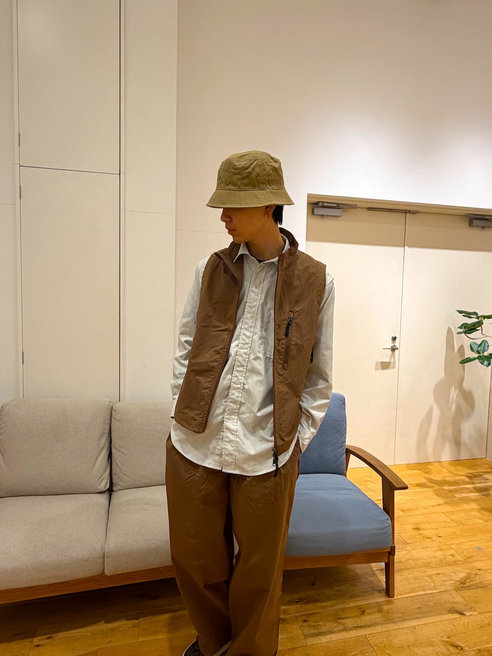 グレー系のシャツ/ブラウス、ブラウン系のベスト、ブラウン系のその他パンツを着用したメンズの冬コーディネートの3枚目の写真