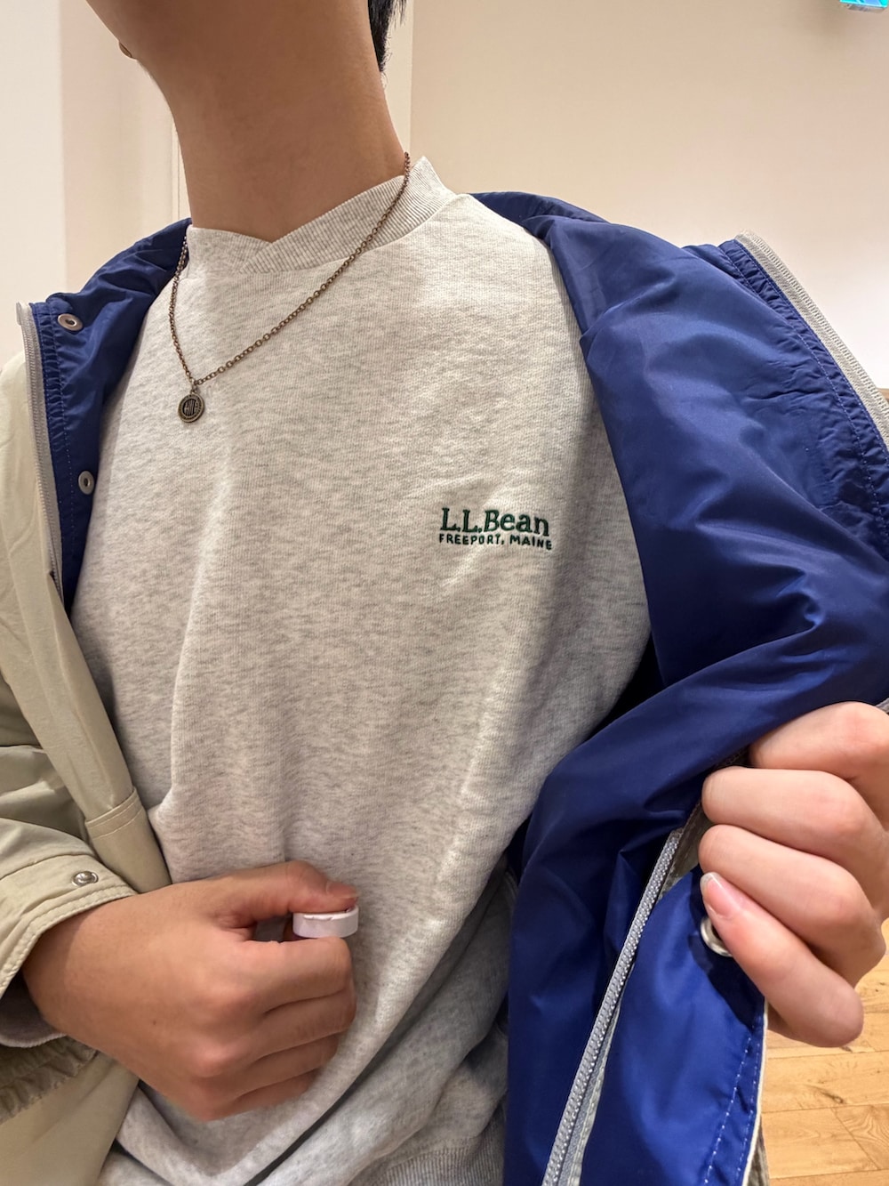 ブラック系のナイロンジャケット、ブラック系のデニムパンツ、ホワイト系のスニーカーを着用したメンズの冬コーディネートの3枚目の写真