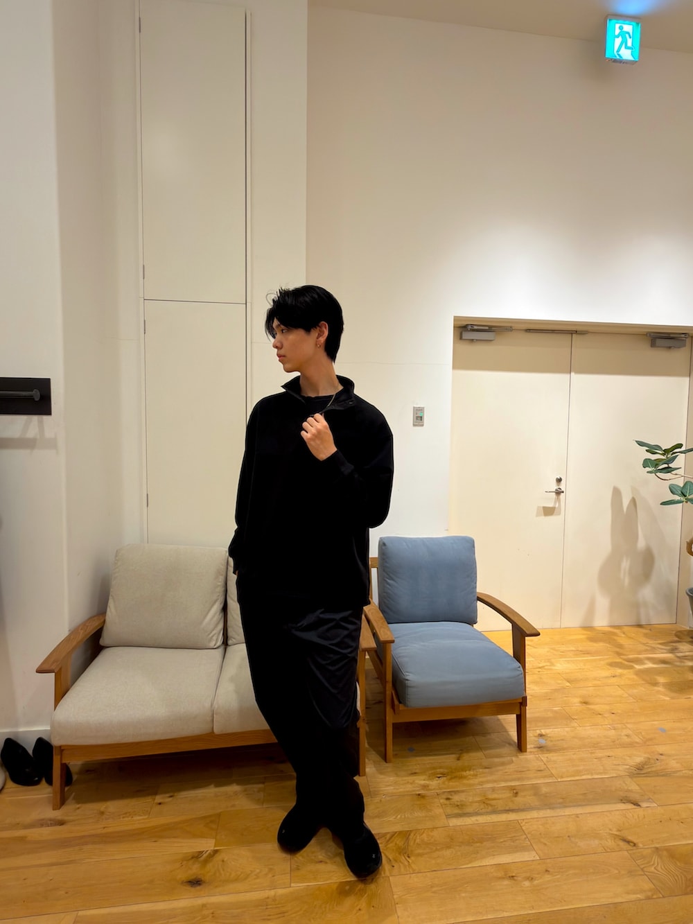 ブラック系のスウェット、ブルー系のその他パンツ、ブラック系のスニーカーを着用したメンズの冬コーディネートの3枚目の写真