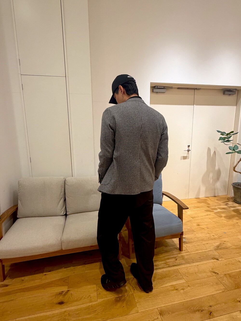 ブラック系のその他アウター、ブラック系のシャツ/ブラウス、ブラック系のその他パンツを着用したメンズの冬コーディネートの3枚目の写真