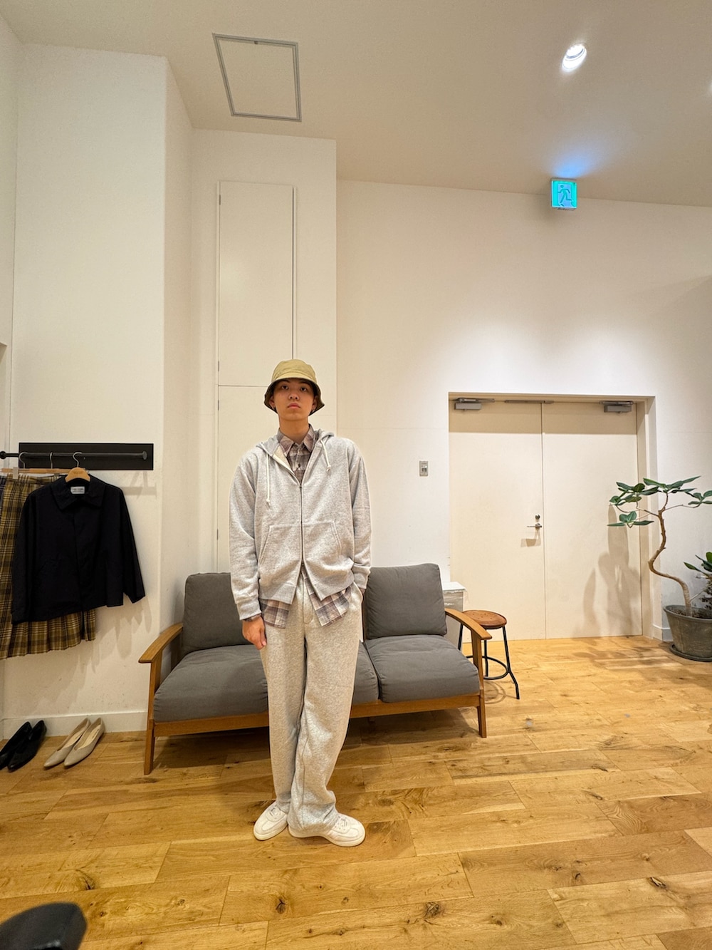 グレー系のパーカー、ブラウン系のシャツ/ブラウス、グレー系のその他パンツを着用したメンズの秋コーディネートの3枚目の写真