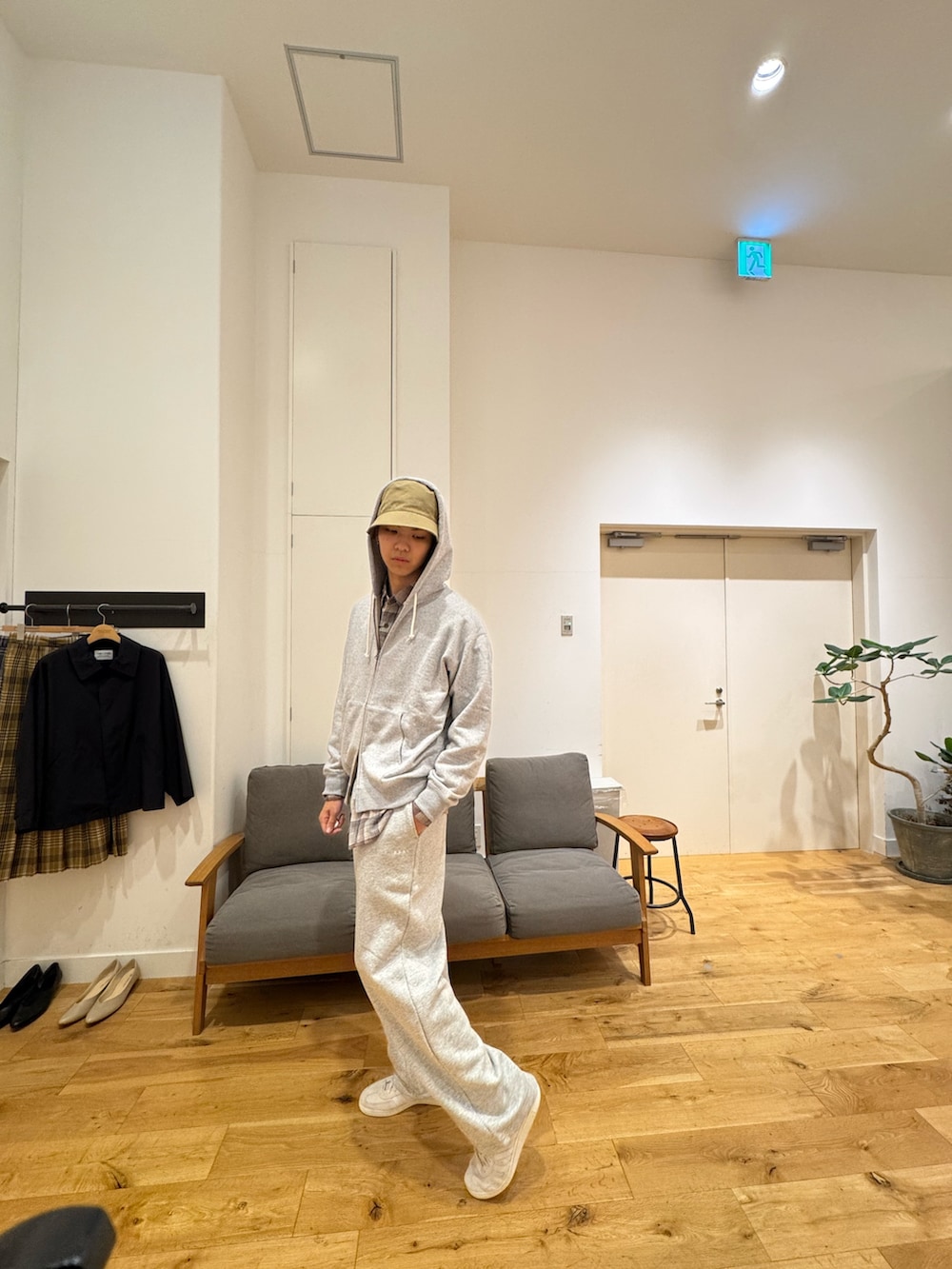 グレー系のパーカー、ブラウン系のシャツ/ブラウス、グレー系のその他パンツを着用したメンズの秋コーディネートの4枚目の写真