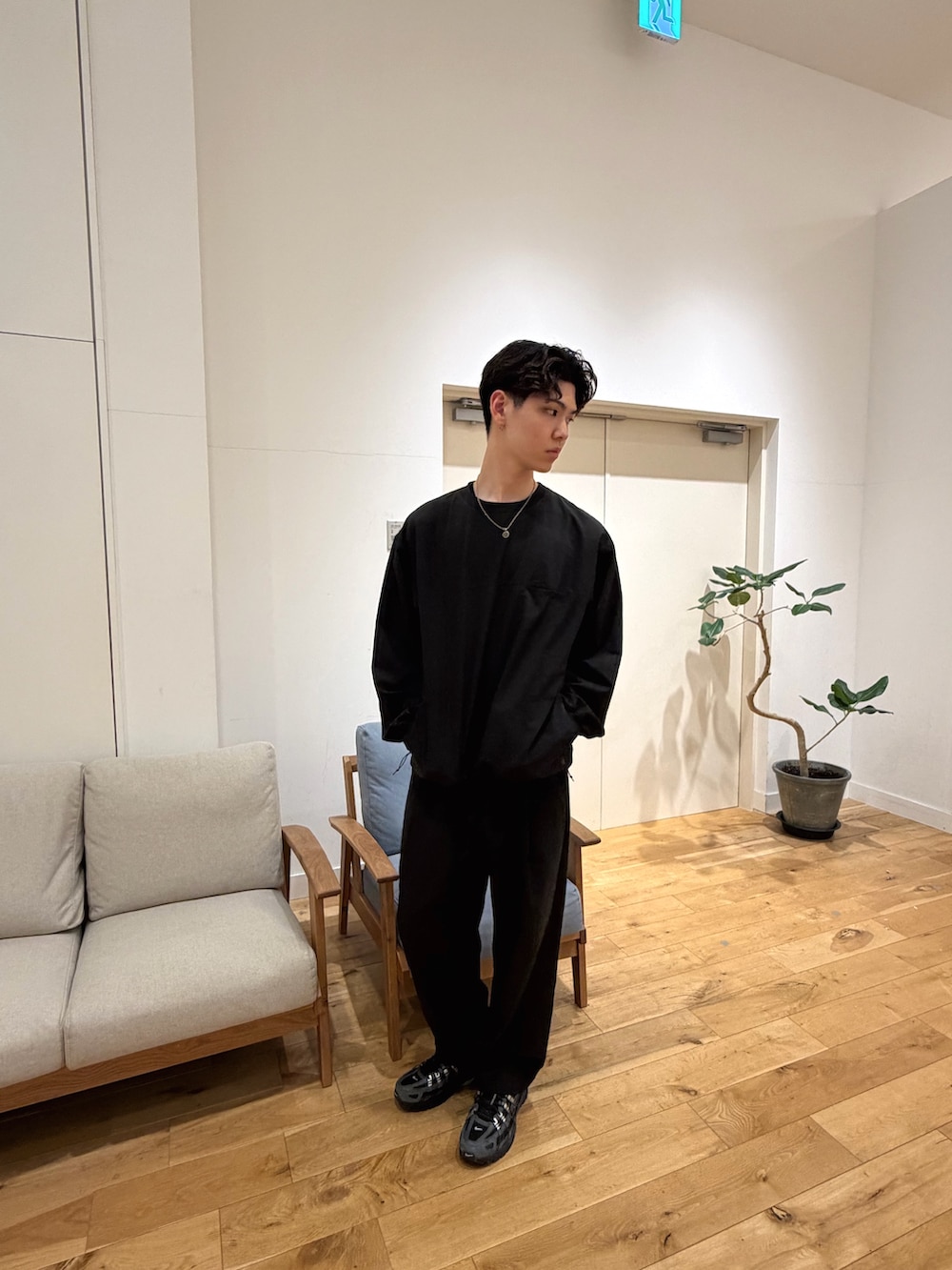 ブラック系のTシャツ/カットソー、ブラック系のその他パンツ、ブラック系のスニーカーを着用したメンズの春コーディネートの4枚目の写真