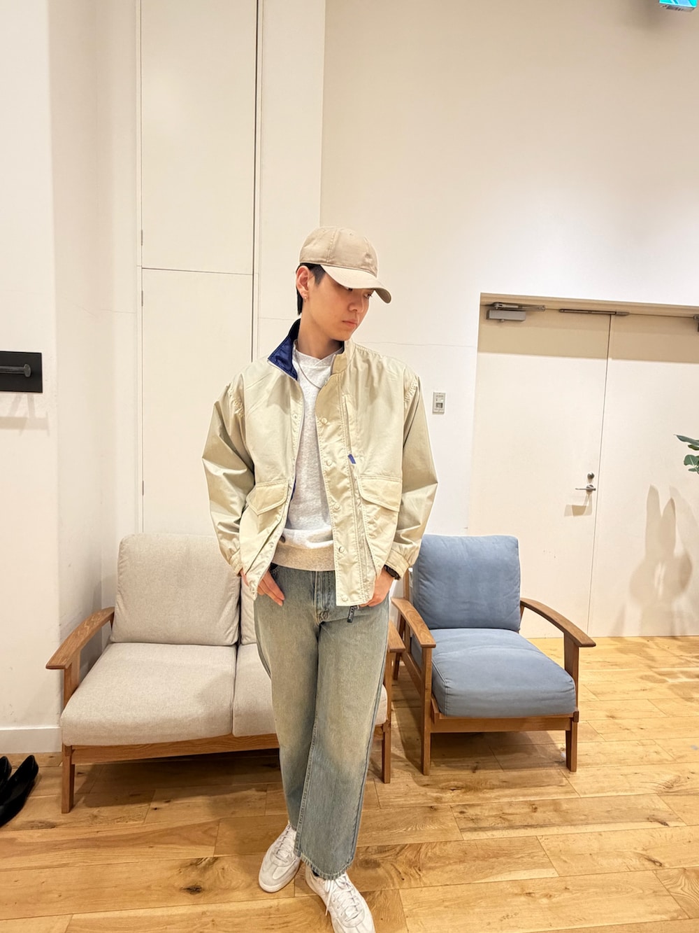 ブラック系のナイロンジャケット、ブラック系のデニムパンツ、ホワイト系のスニーカーを着用したメンズの冬コーディネートの2枚目の写真