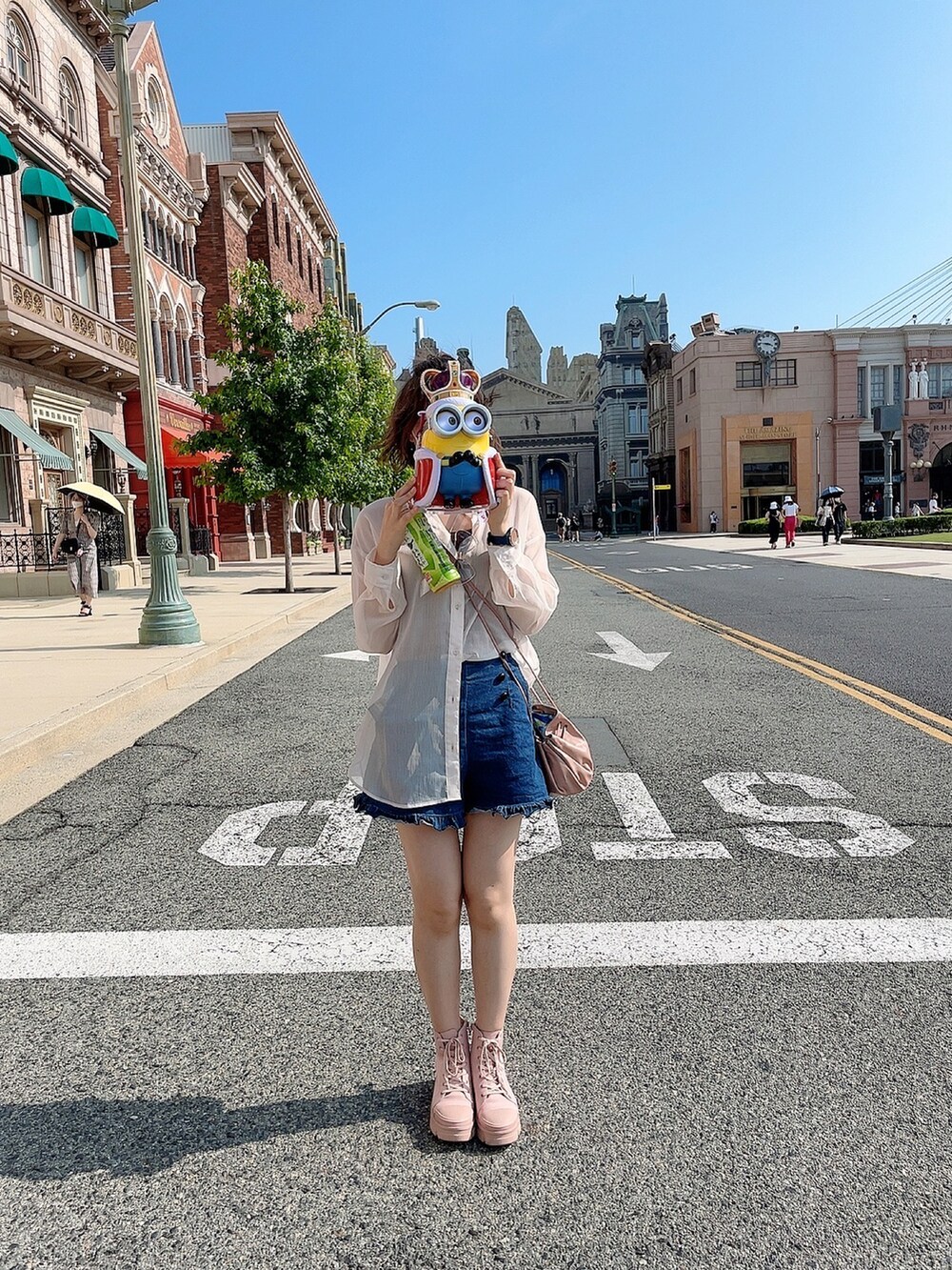 ホワイト系のシャツ/ブラウス、ピンク系のスニーカー、ブルー系のその他パンツを着用したレディースの夏コーディネートの2枚目の写真