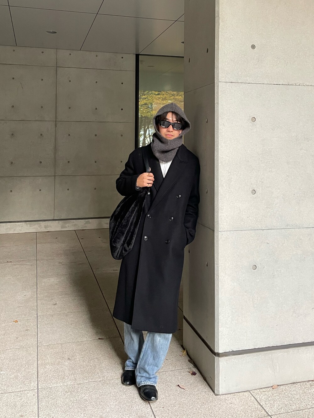 「最近のいい感じコーデ、クリスマスに着たい服、ブーツ、デニム、モード、冬アウター、お出かけコーデ、パーカー、韓国ファッション、モノトーン、ニット帽、バラクラバ、ショルダーバッグ、ミニバッグ、ニット」｜「ZARAのアイテム（ショルダーバッグ、ブラック系）」を使った、kyosukeさん（メンズ・173cm）の冬コーディネートの4枚目の写真