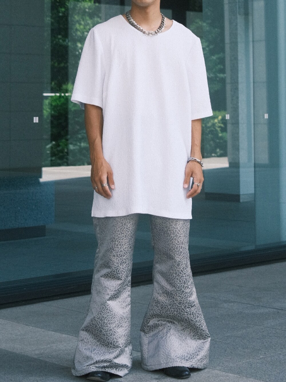「シンプル、白Tシャツ、フレアパンツ、ホワイトコーデ、夏コーデ、夏服、Tシャツ、夏だ！Tシャツ着よう！、ワイドパンツ、低身長男子、爽やかコーデ、ホワイト、オトナカジュアル、着回しコーデ、きれいめカジュアル」｜「古着のアイテム（Tシャツ/カットソー、ホワイト系）」を使った、kyosukeさん（メンズ・173cm）の夏コーディネートの3枚目の写真