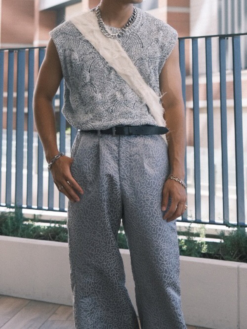 「WEARyouthコーデ、今日のコスメと服、オーバーサイズ、ベスト、ノースリーブ、タンクトップ、フレアパンツ、ワイドパンツ、スラックス、ショルダーバッグ、夏コーデ、夏、キレイめ、今日のコーデ、グレー」｜「toggleのアイテム（ネックレス、シルバー系）」を使った、kyosukeさん（メンズ・173cm）の夏コーディネートの3枚目の写真