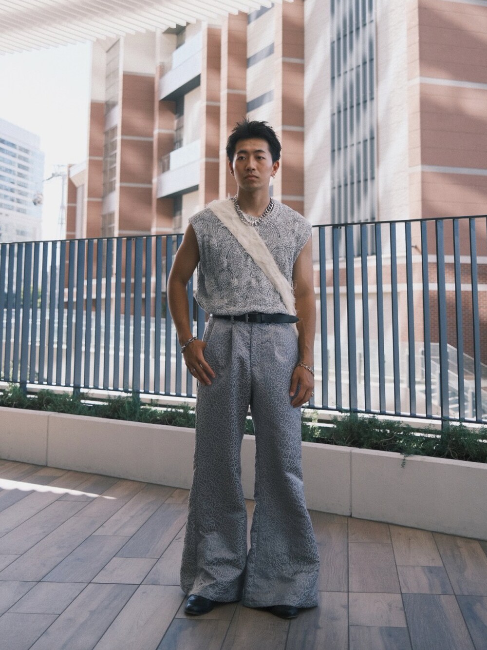 「WEARyouthコーデ、今日のコスメと服、オーバーサイズ、ベスト、ノースリーブ、タンクトップ、フレアパンツ、ワイドパンツ、スラックス、ショルダーバッグ、夏コーデ、夏、キレイめ、今日のコーデ、グレー」｜「toggleのアイテム（ネックレス、シルバー系）」を使った、kyosukeさん（メンズ・173cm）の夏コーディネートの2枚目の写真