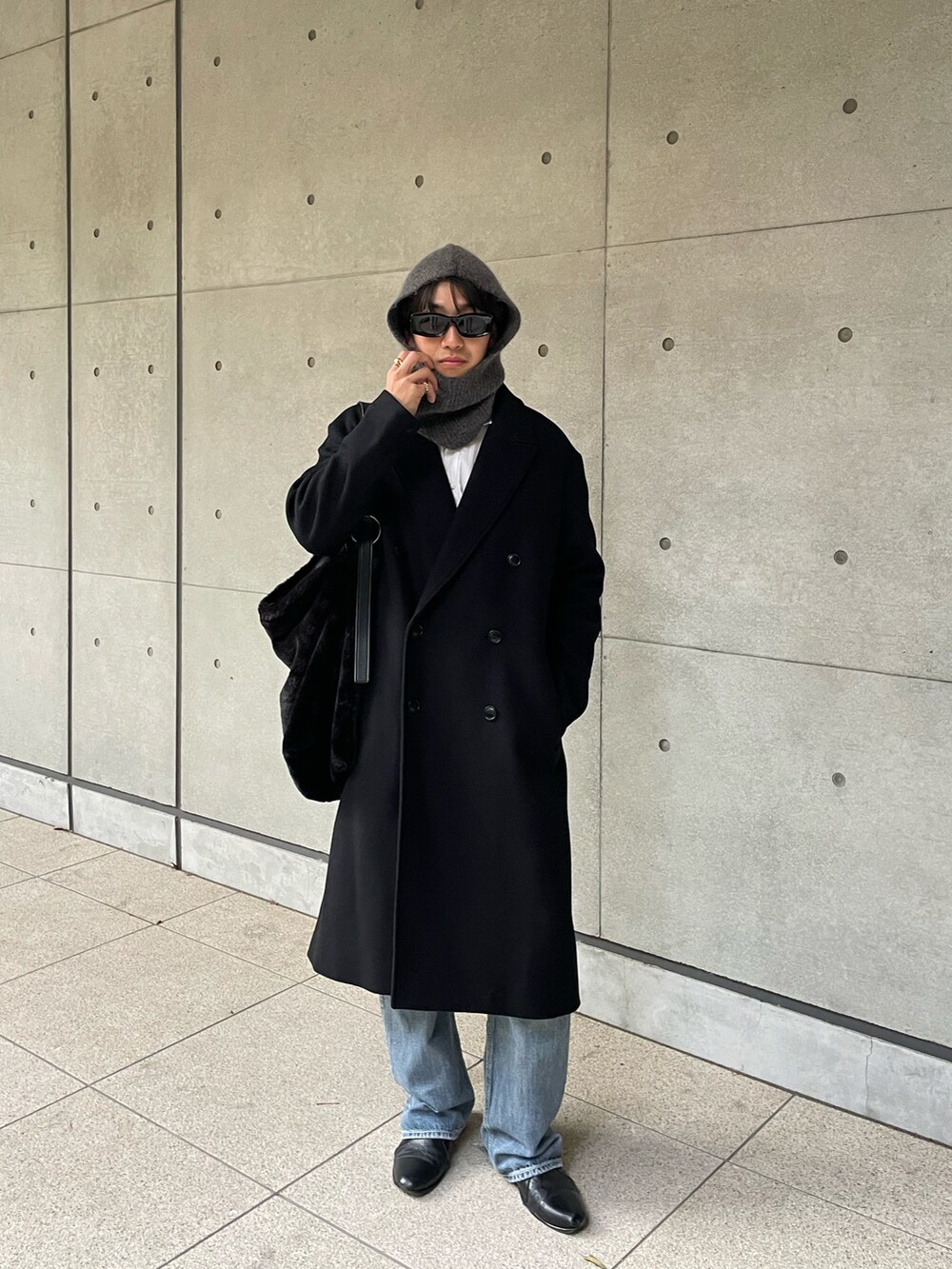 「最近のいい感じコーデ、クリスマスに着たい服、ブーツ、デニム、モード、冬アウター、お出かけコーデ、パーカー、韓国ファッション、モノトーン、ニット帽、バラクラバ、ショルダーバッグ、ミニバッグ、ニット」｜「ZARAのアイテム（ショルダーバッグ、ブラック系）」を使った、kyosukeさん（メンズ・173cm）の冬コーディネートの3枚目の写真