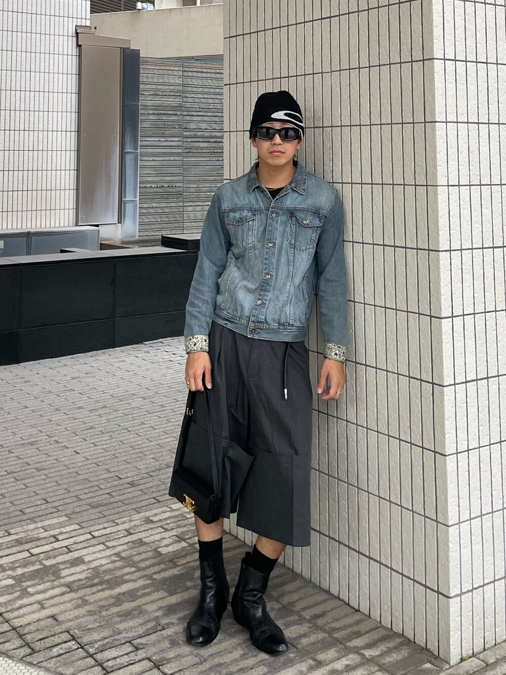 「スポーツミックス、秋コーデ、シンプル、大人コーデ、メンズファッション、デニムジャケット、ハーフパンツ、ビーニー、モード、ショルダーバッグ、休日コーデ、ストリート、秋冬コーデ」｜「Dead On arrivalのアイテム（スラックス、グレー系）」を使った、kyosukeさん（メンズ・173cm）の秋コーディネートの2枚目の写真