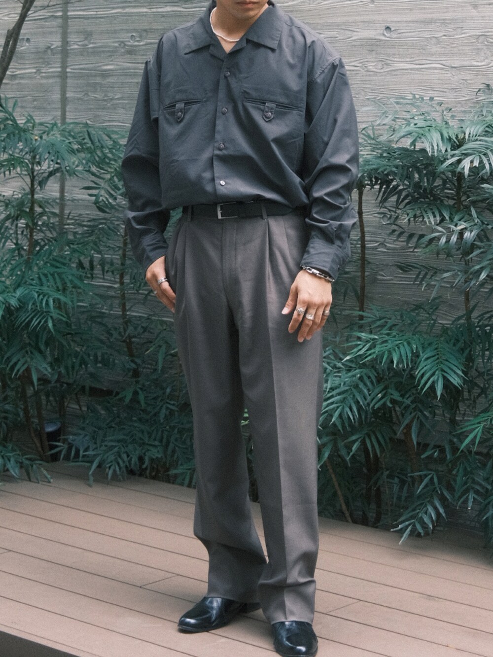 「soerte、夏のコスメと服、オトナカジュアル、リラックススタイル、WEARyouthコーデ、初夏コーデ、春コーデ、春服、夏服、夏コーデ、シンプルコーデ、オープンカラーシャツ、スラックス、ブーツ、シャツスタイル」｜「soerteのTaslan open collar shirt / タスランオープンカラーシャツ（シャツ/ブラウス、グレー系）」を使った、kyosukeさん（メンズ・173cm）の夏コーディネートの3枚目の写真