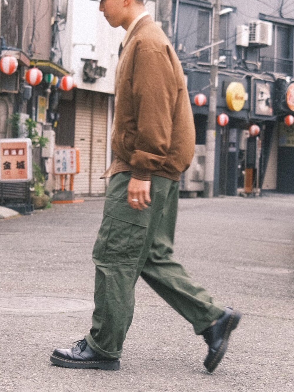 「メンズファッション、夏のコスメと服、WEARyouthコーデ、初夏コーデ、はるコーデ、古着MIX、古着コーデ、春服、カーゴパンツ、カーディガン、シャツスタイル、ハンチング、大人カジュアル、夏コーデ、ネクタイ」｜「古着のアイテム（カーゴパンツ、グリーン系）」を使った、kyosukeさん（メンズ・173cm）の夏コーディネートの2枚目の写真
