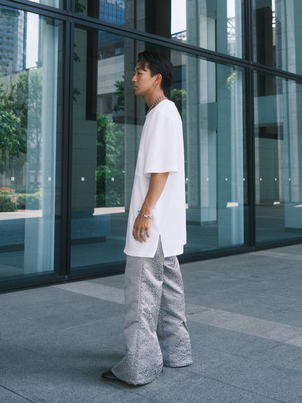 「シンプル、白Tシャツ、フレアパンツ、ホワイトコーデ、夏コーデ、夏服、Tシャツ、夏だ！Tシャツ着よう！、ワイドパンツ、低身長男子、爽やかコーデ、ホワイト、オトナカジュアル、着回しコーデ、きれいめカジュアル」｜「古着のアイテム（Tシャツ/カットソー、ホワイト系）」を使った、kyosukeさん（メンズ・173cm）の夏コーディネートの2枚目の写真